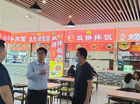 副校長(zhǎng)深入食堂檢查指導(dǎo)，護(hù)航新生就餐“第一餐”